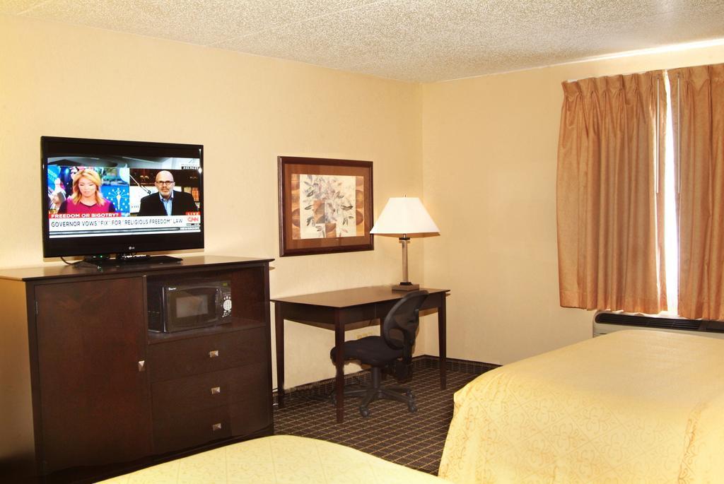 Quality Inn & Suites Big Rapids Near University Exterior photo