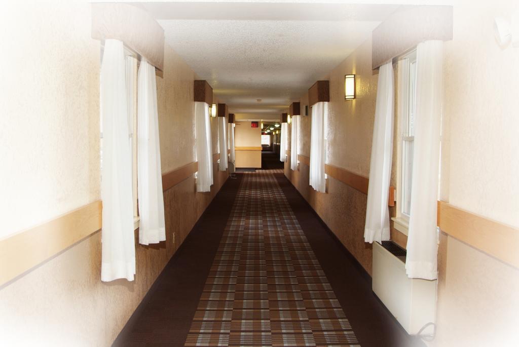 Quality Inn & Suites Big Rapids Near University Exterior photo