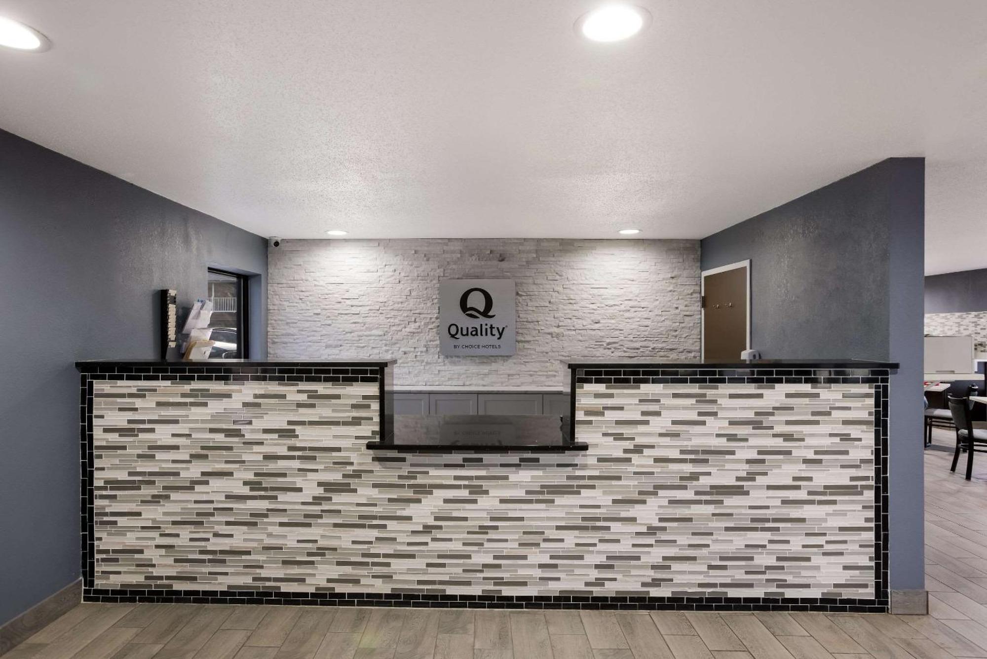 Quality Inn & Suites Big Rapids Near University Exterior photo