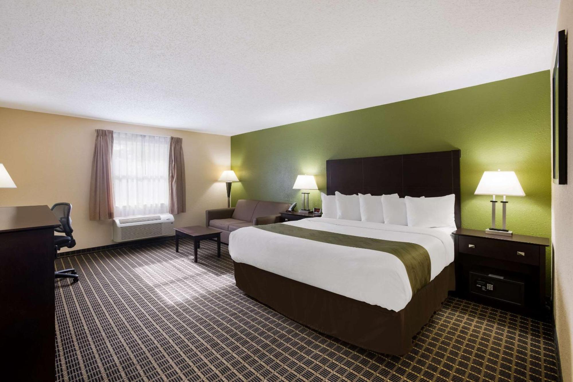 Quality Inn & Suites Big Rapids Near University Exterior photo