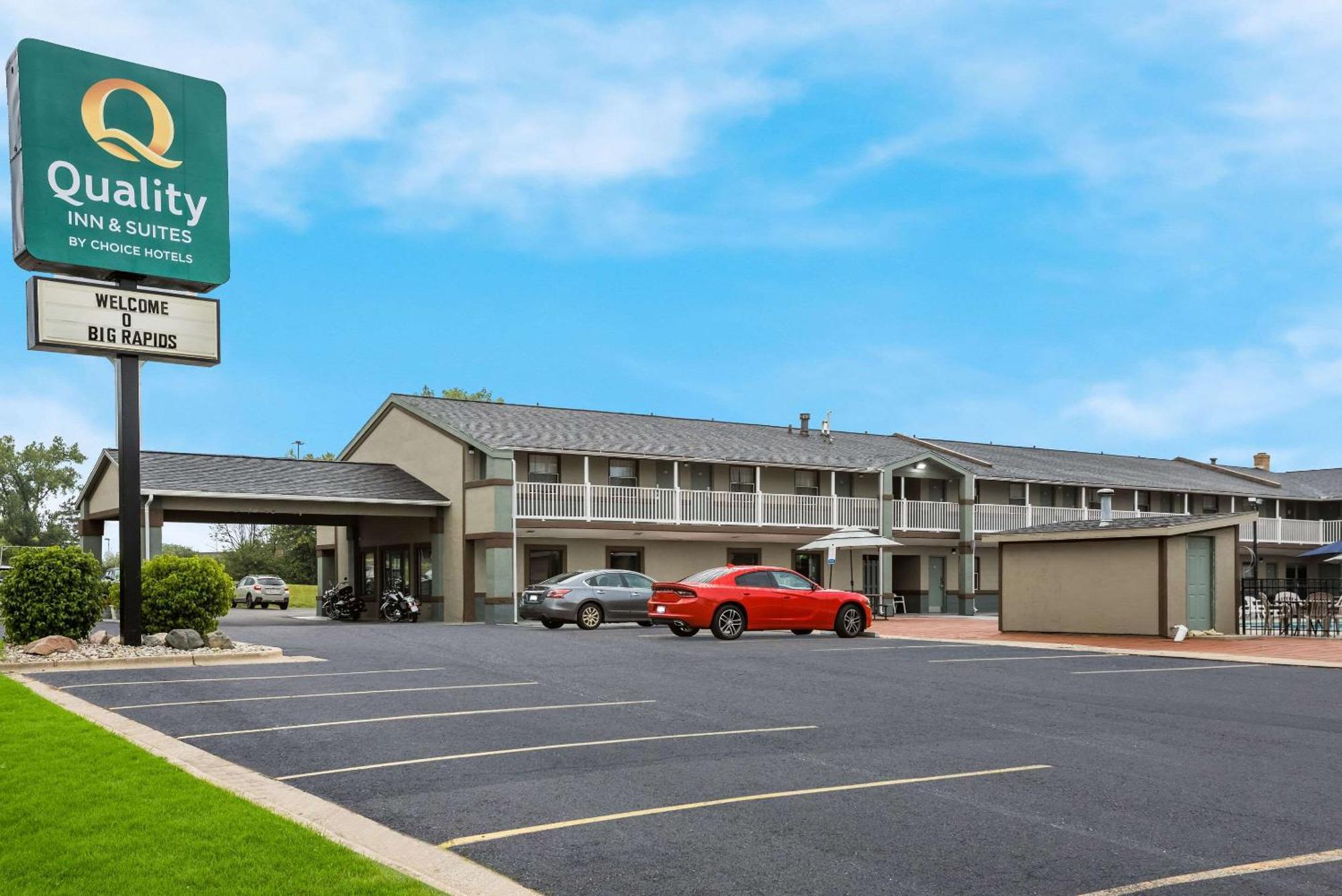 Quality Inn & Suites Big Rapids Near University Exterior photo
